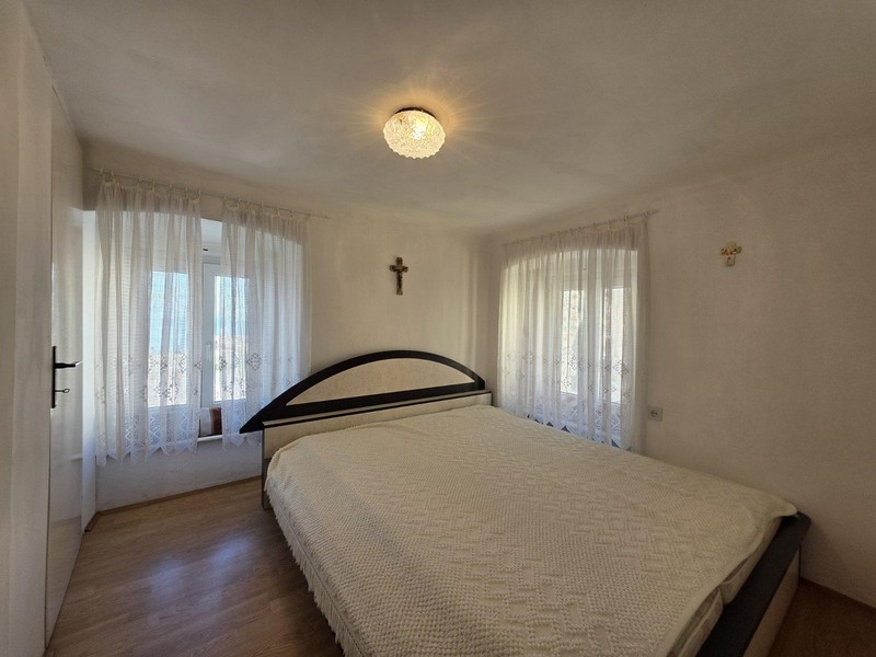 Schlafzimmer mit Doppelbett in Wohnung