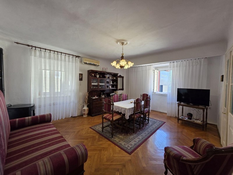 Möblierter Wohnbereich des Angebots A3884 in Senj, Kroatien.