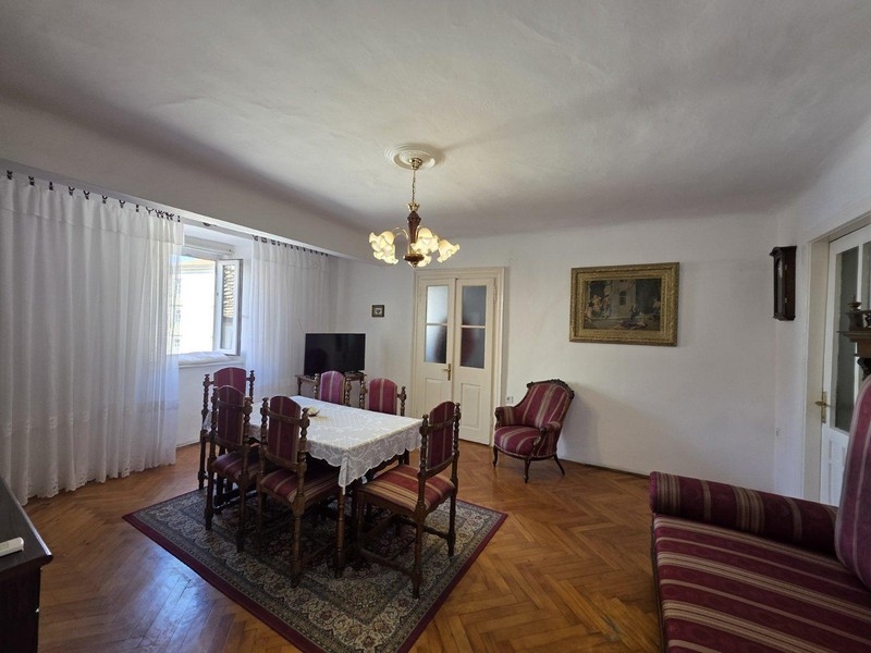 Wohnzimmer mit Sitzgruppe und Essbereich