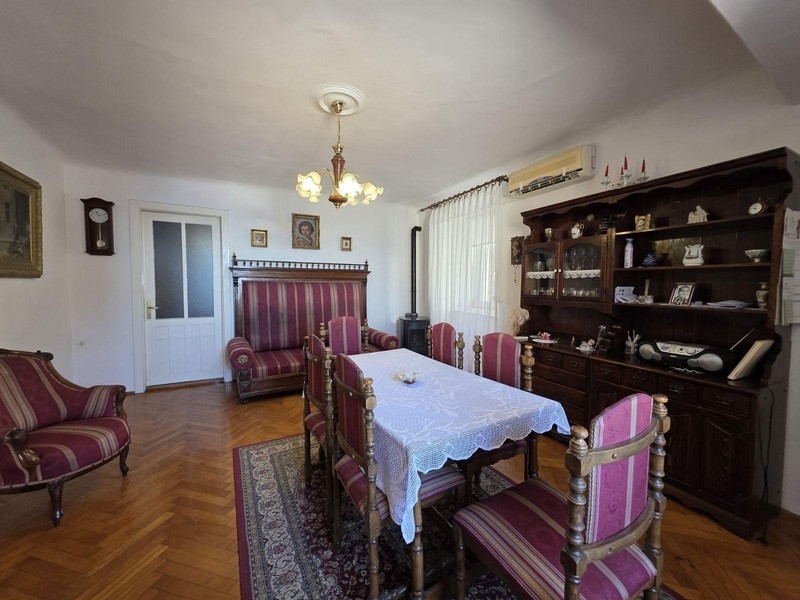 Wohnzimmer mit klassischen Möbeln und großem Esstisch