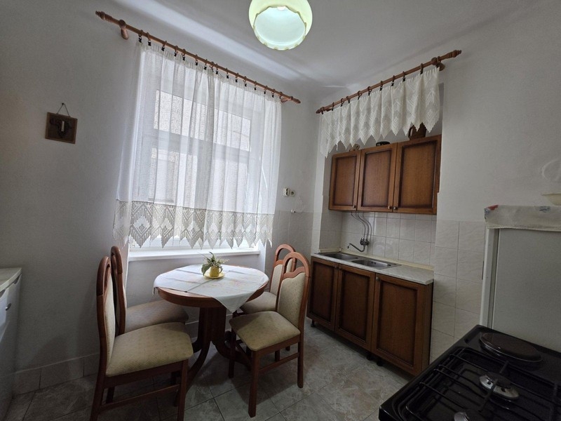 Küche mit Essbereich am Fenster