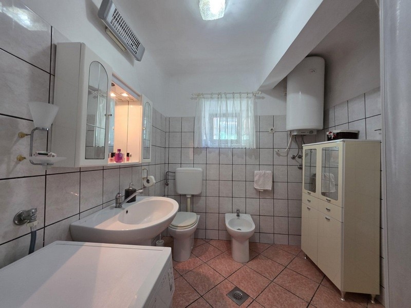 Badezimmer mit Waschbecken, WC und Bidet
