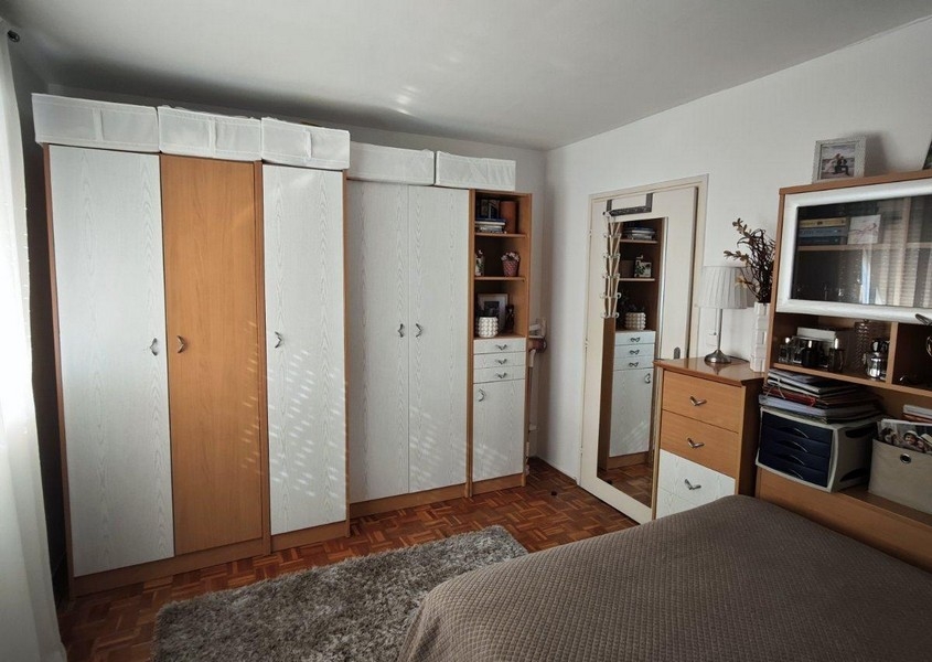 Schlafzimmer mit großem Kleiderschrank und Spiegel