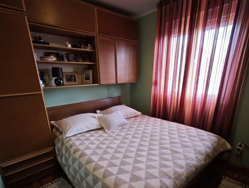 Schlafzimmer mit Doppelbett und Fenster