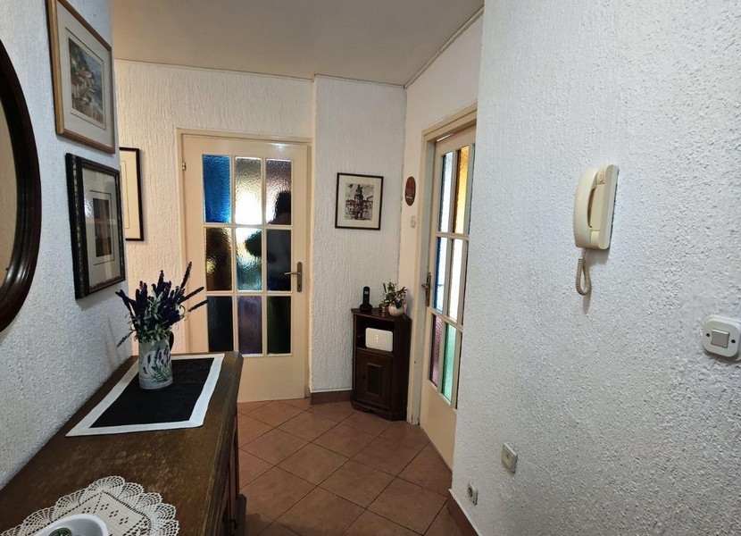 Flur mit farbiger Glastür und mediterranen Bodenfliesen