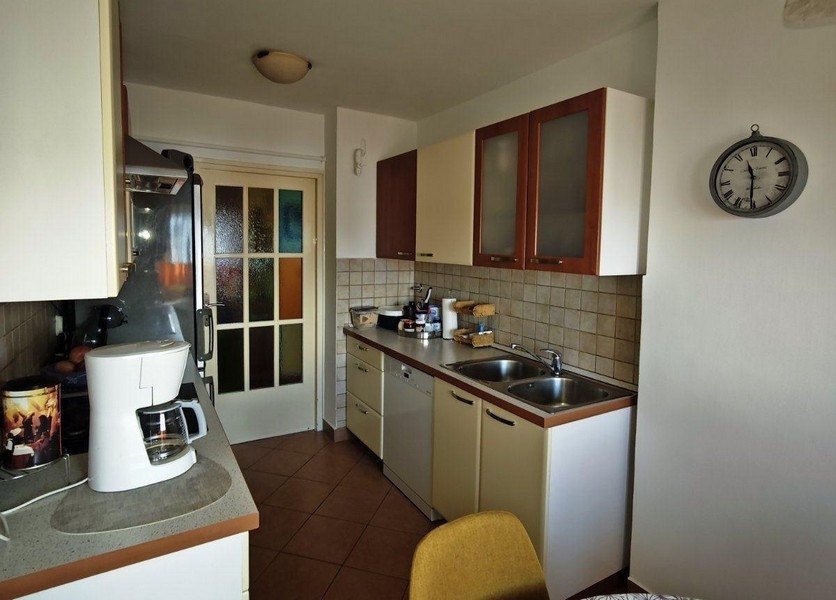 Küche mit Einbauküche und Doppelspüle