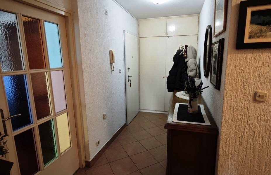 Eingangsbereich der Wohnung mit Garderobe und Einbauschrank