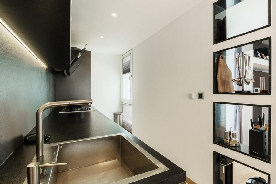 Moderne Küche mit Arbeitsfläche