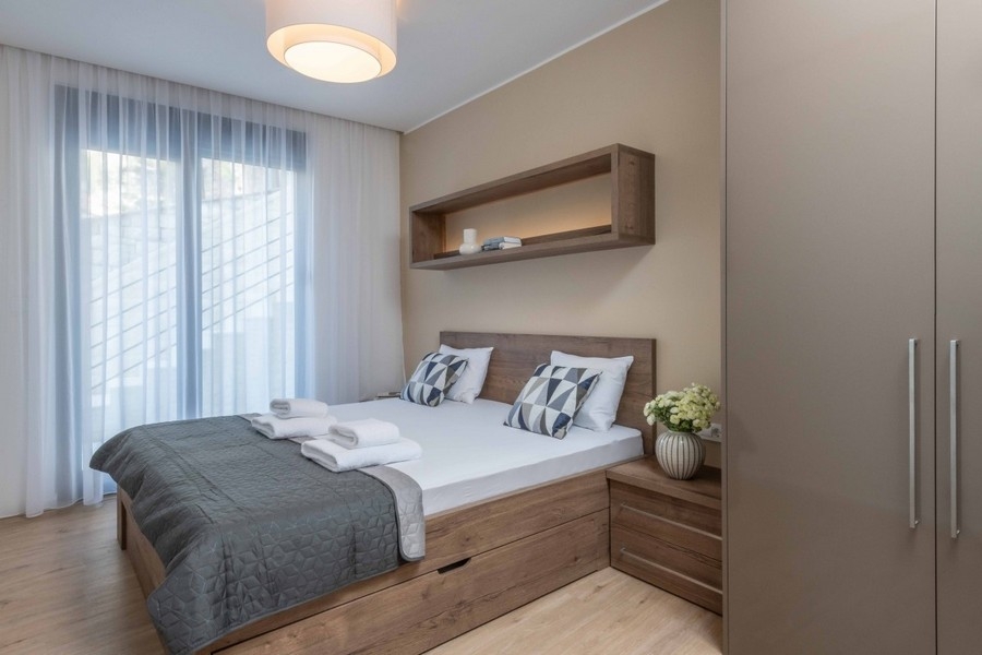 Schlafzimmer mit Zugang zur Terrasse.