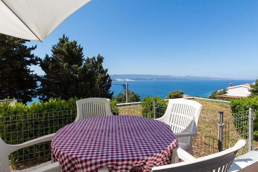 Günstige Wohnung mit Blick auf das Meer an der Omis Riviera zum Verkauf.
