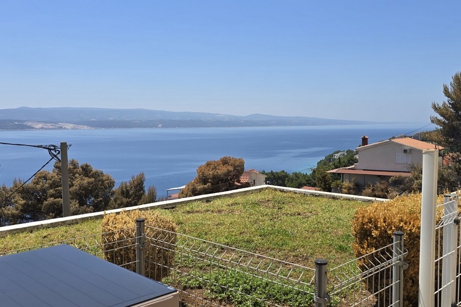 Meerblick von der zum Verkauf stehenden Wohnung A3891 bei Omis, Kroatien.