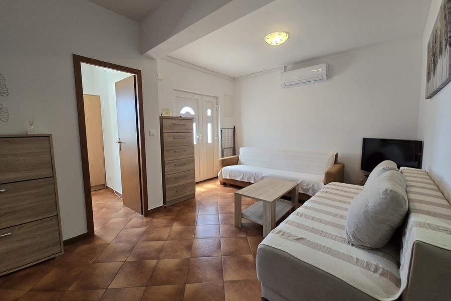 Klimatisierter Wohnbereich des Objekts A3891 bei Omis in Kroatien.