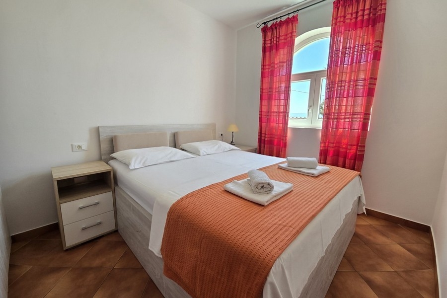 Schlafzimmer mit Doppelbett und Fenster