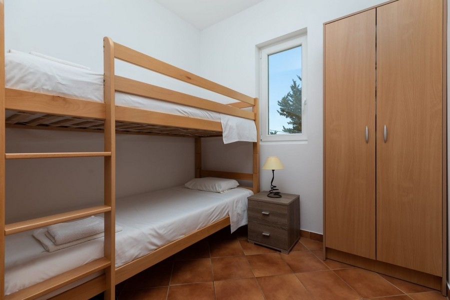 Schlafzimmer mit Etagenbett und Kleiderschrank