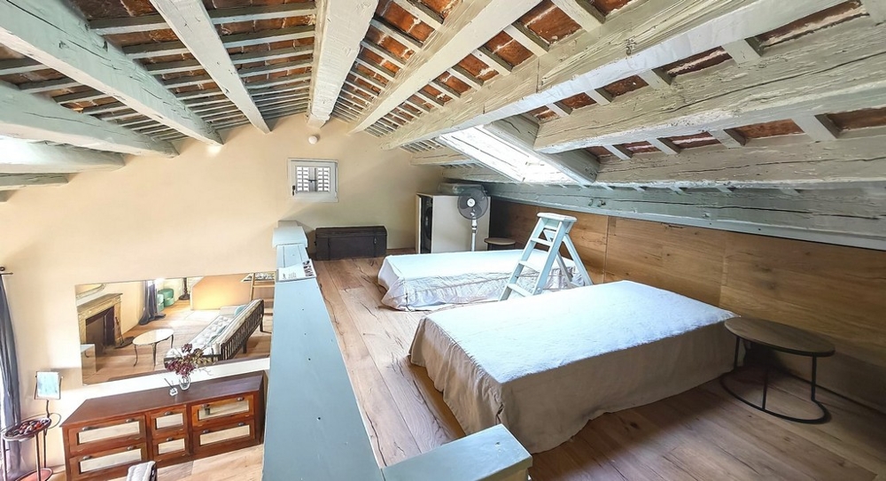 Galerie mit bequemen Schlafbereich.