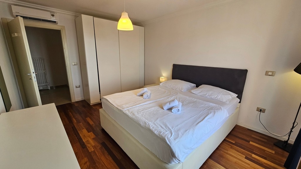 Geräumiges Schlafzimmer mit Doppelbett und Kleiderschrank