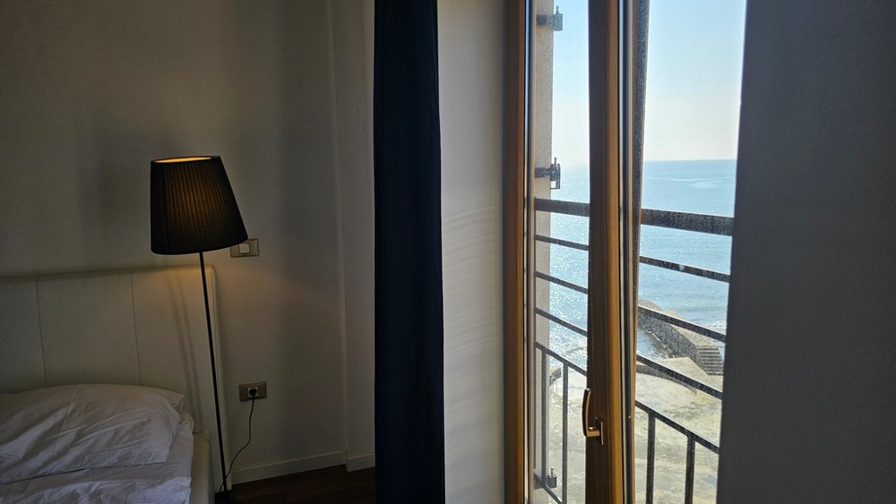 Blick aus dem Fenster auf das Meer und die Küstenlinie - Immobilie A3894