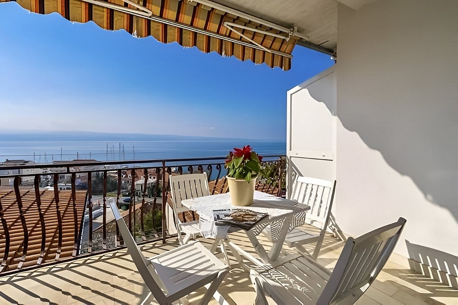 Wohnung mit Meerblick zum Verkauf bei Omis in Kroatien.
