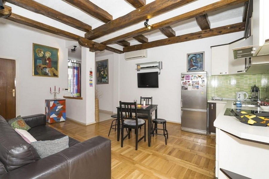 Wohnbereich mit Küche und Essbereich sowie Holzbalkendecke