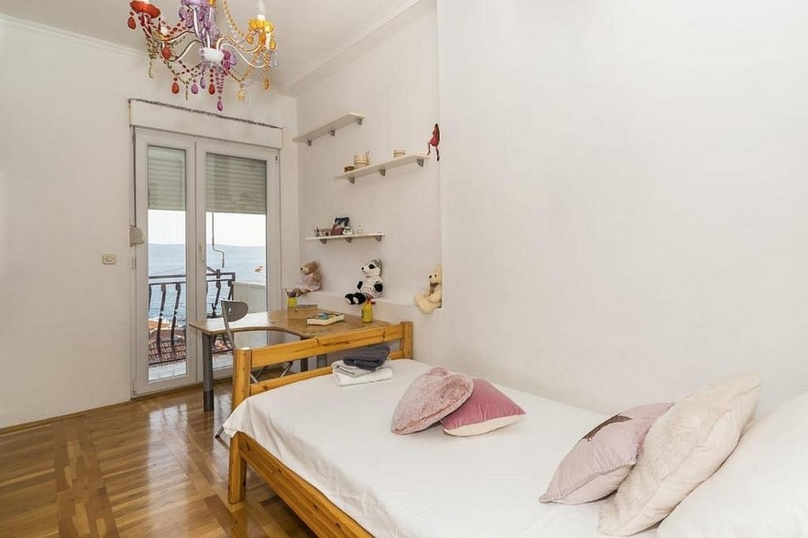 Kinderzimmer mit Bett und Meerblick Balkonzugang