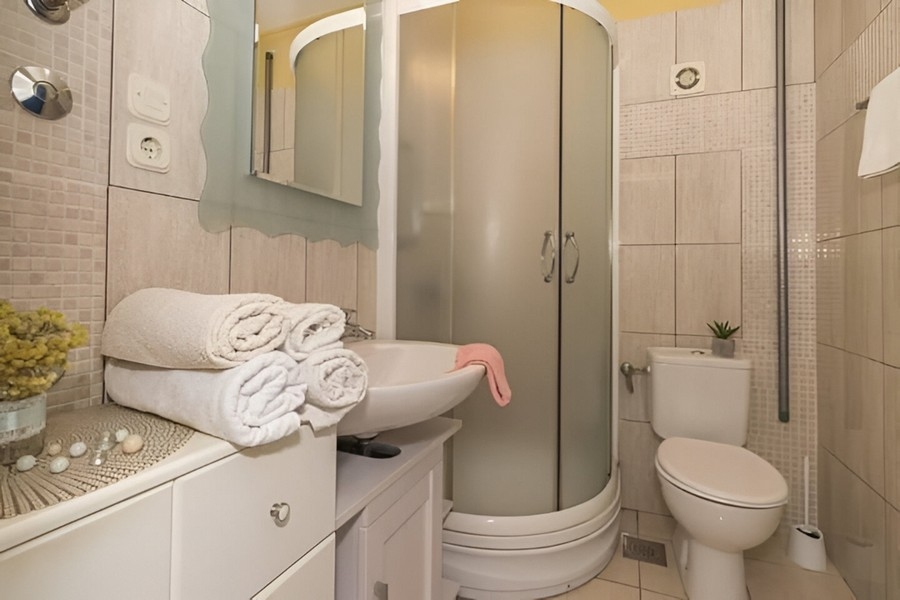 Badezimmer mit Dusche und Waschbecken