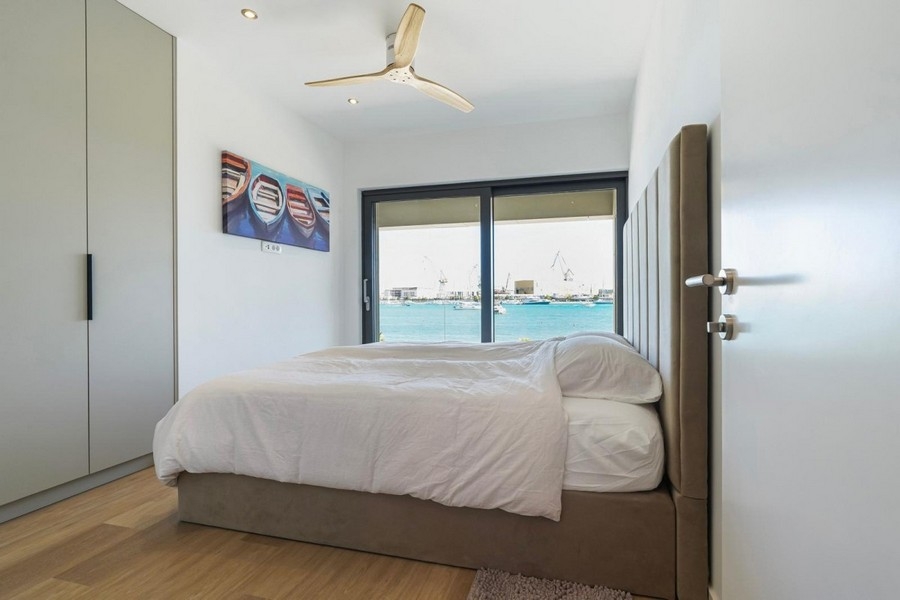 Schlafzimmer mit Meerblick und Balkonzugang