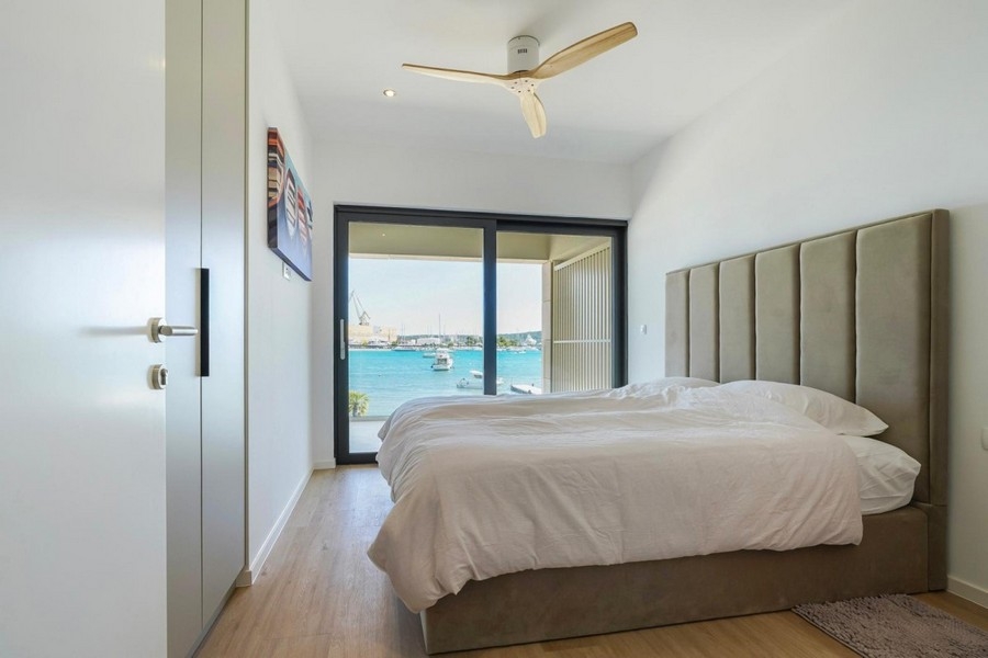 Modernes Schlafzimmer direkt am Wasser