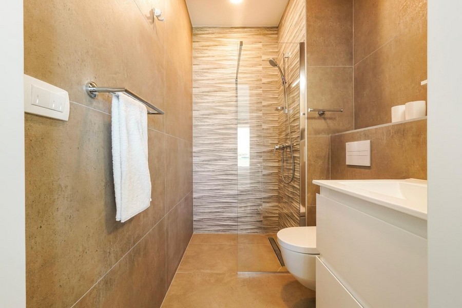 Modernes Badezimmer mit bodengleicher Dusche