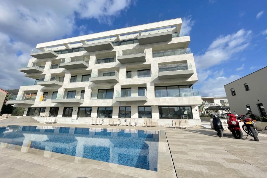 Neue Wohnung mit Pool direkt am Meer in Trogir zum Verkauf - A3896.