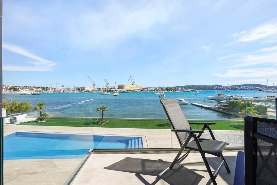 Luxuswohnung am Meer mit Pool und Hafenblick in Kroatien