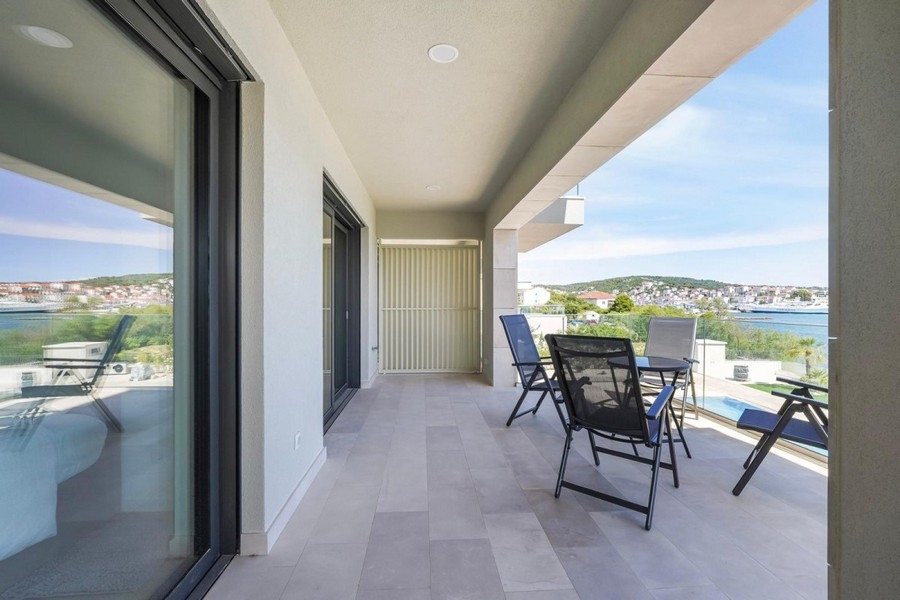 Überdachte Terrasse mit Meerblick in moderner Wohnung