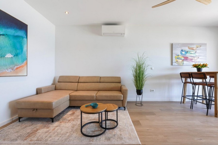 Heller Wohnbereich in moderner Wohnung am Meer