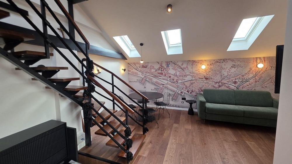 Offener Wohnraum mit Galerie und Treppe