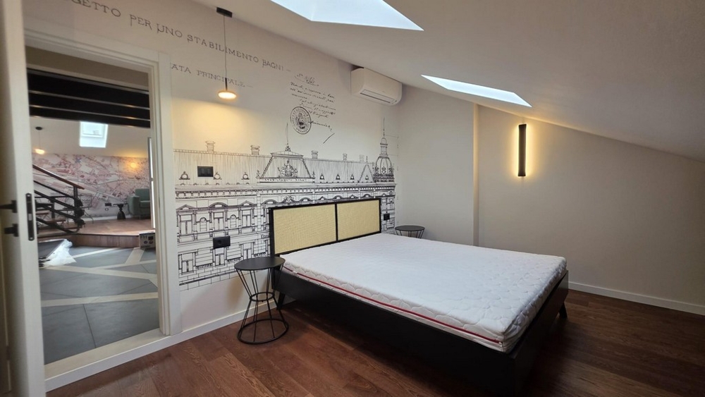 Schlafzimmer mit Dachfenstern und Einbauschränken