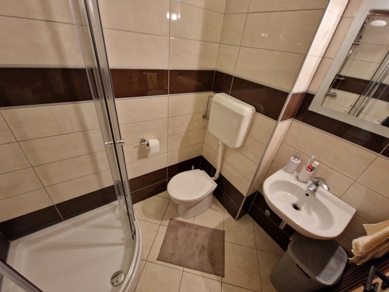 Badezimmer mit Dusche und Waschbecken