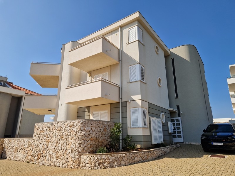 Wohngebäude mit Parkplätzen vor dem Haus