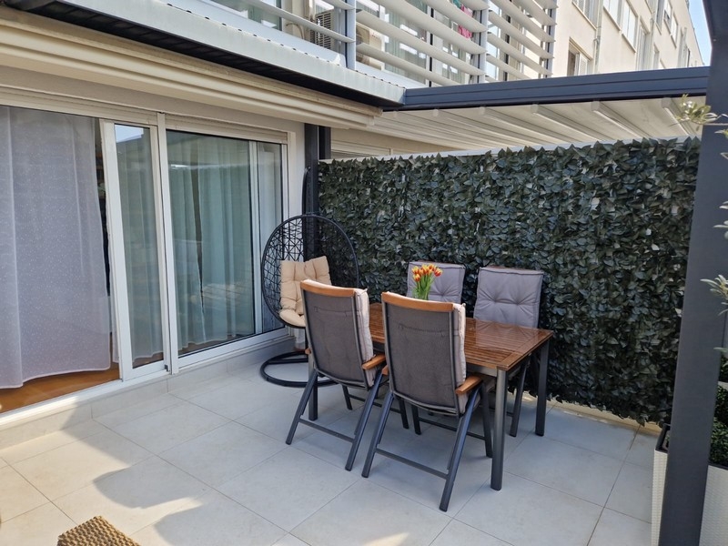Terrasse mit Pergola und Sitzbereich