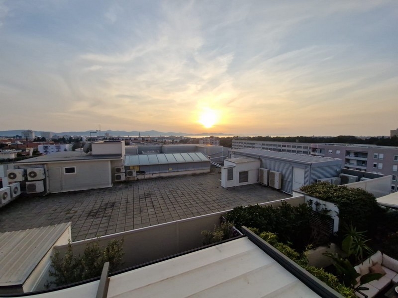 Meerblick über die Stadt bei Sonnenuntergang