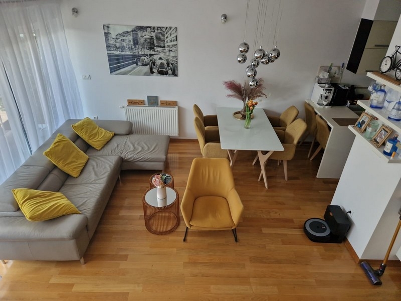Wohnbereich mit Sofa und Essbereich