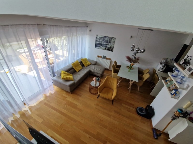 Offener Wohnraum mit Zugang zur Terrasse