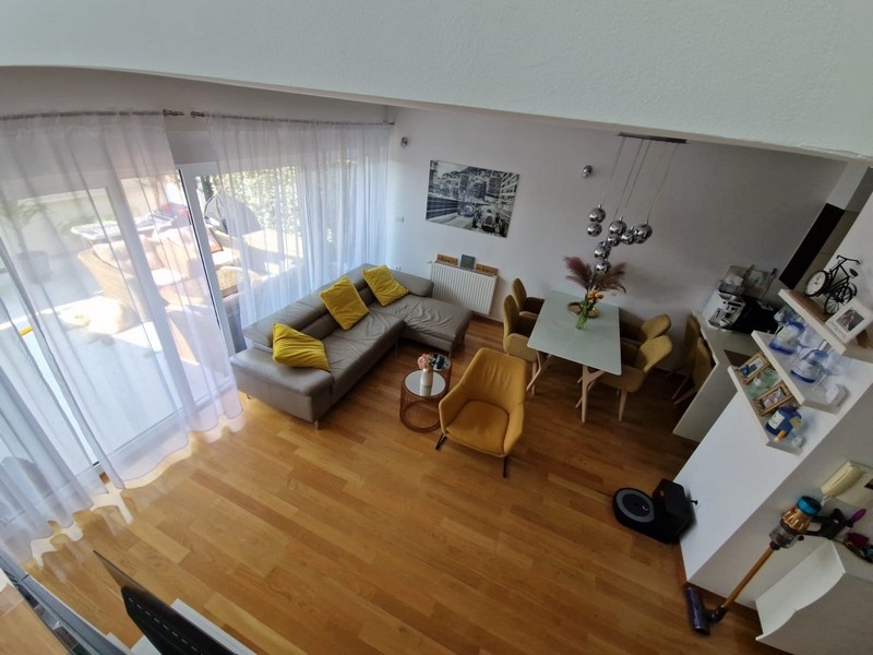 Heller Wohnbereich mit Galerie und großen Fensterflächen