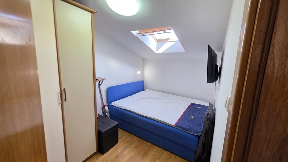 Schlafzimmer mit Dachfenster und Einzelbett