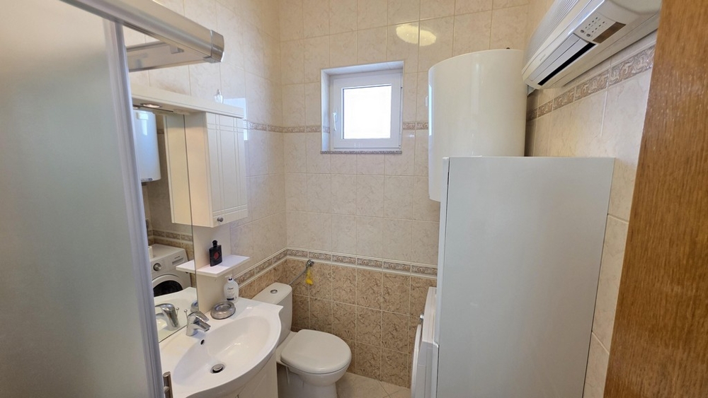 Badezimmer mit WC und Waschmaschine