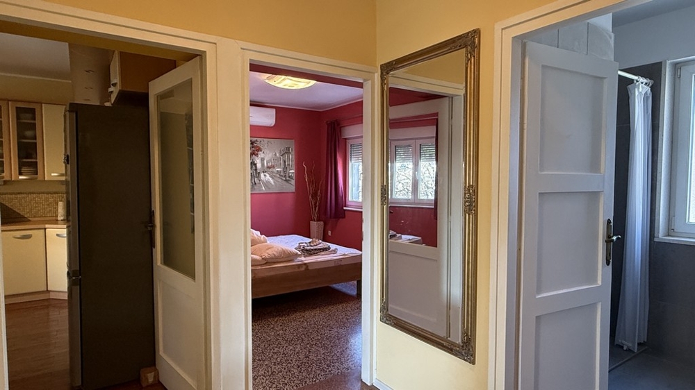Schlafzimmer mit Doppelbett und Klimaanlage in Vodice