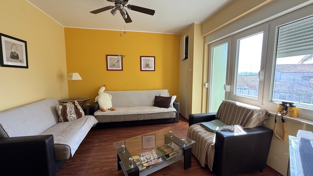 Wohnbereich des Apartments A3903 in Kroatien.