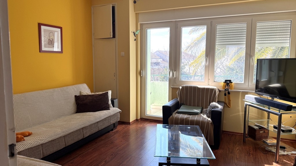 Wohnzimmer mit Sitzbereich und großer Fensterfront