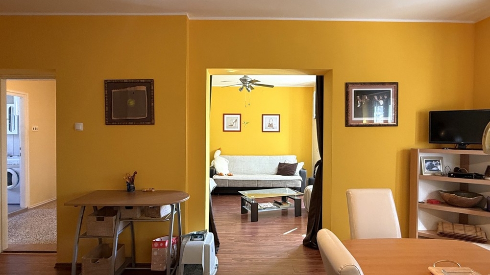 Offene Küche mit Einbauküche und Geräten in Vodice