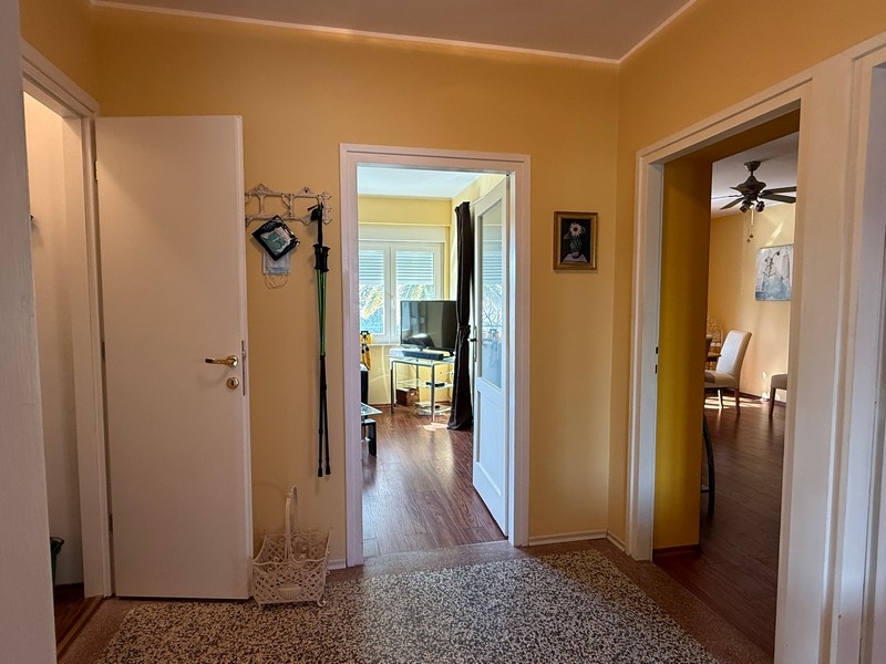 Flur mit Blick in Schlafzimmer und Badezimmer