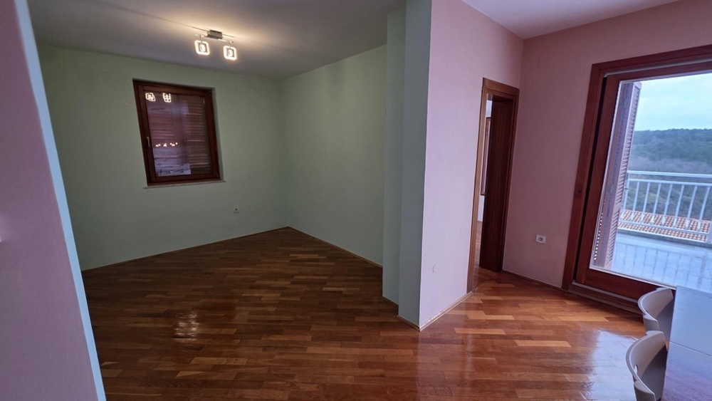 Schlafzimmer mit Zugang zum Balkon und Meerblick