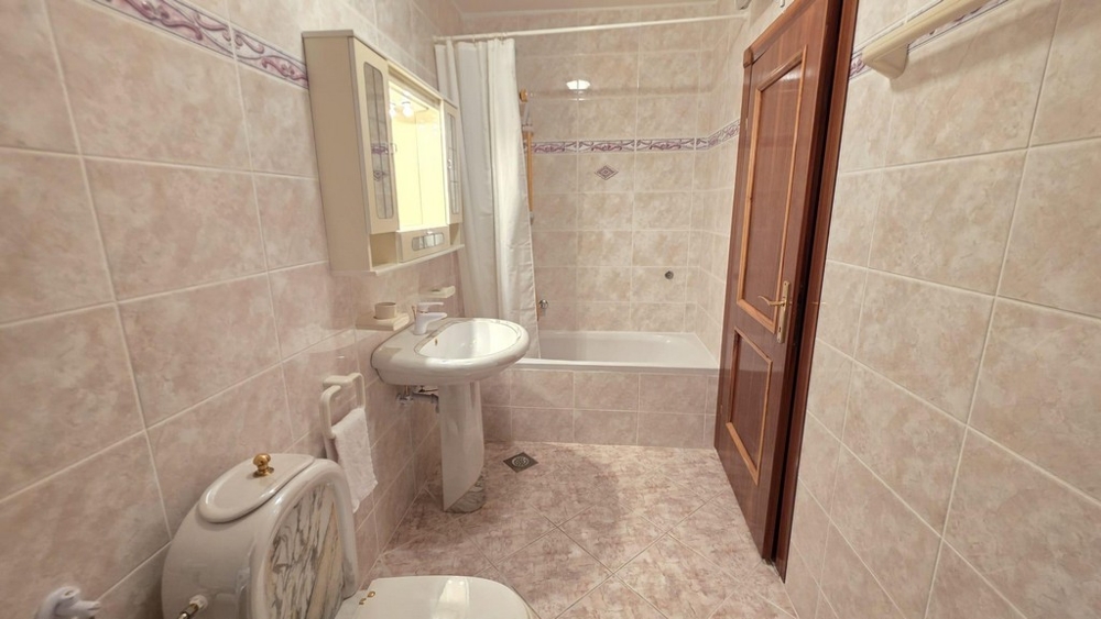 Badezimmer mit Badewanne und Waschbecken